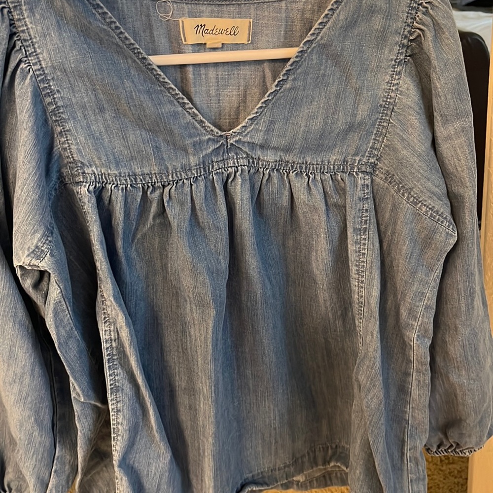 Adorable Madewell chambray shirt. Will look cute with white jeans! Classic!